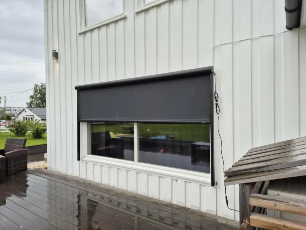 Screen solskjerming montert på hvitt hus